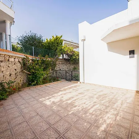 Villa Peaceful With Shared Pool, Balcony, Terrace And Backyard In Bodrum
